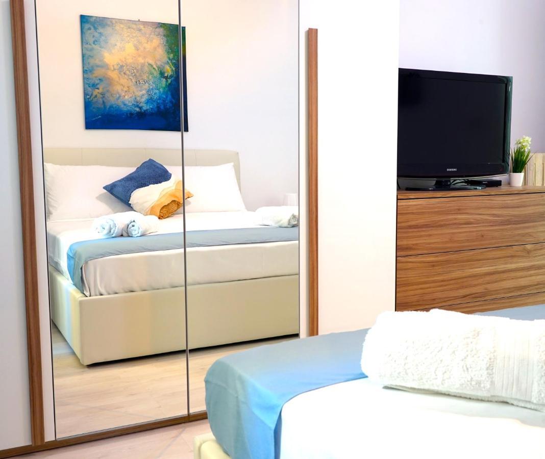 Hostly - Vittoria House - Near The Center With Private Parking Apartamento Nápoles Exterior foto