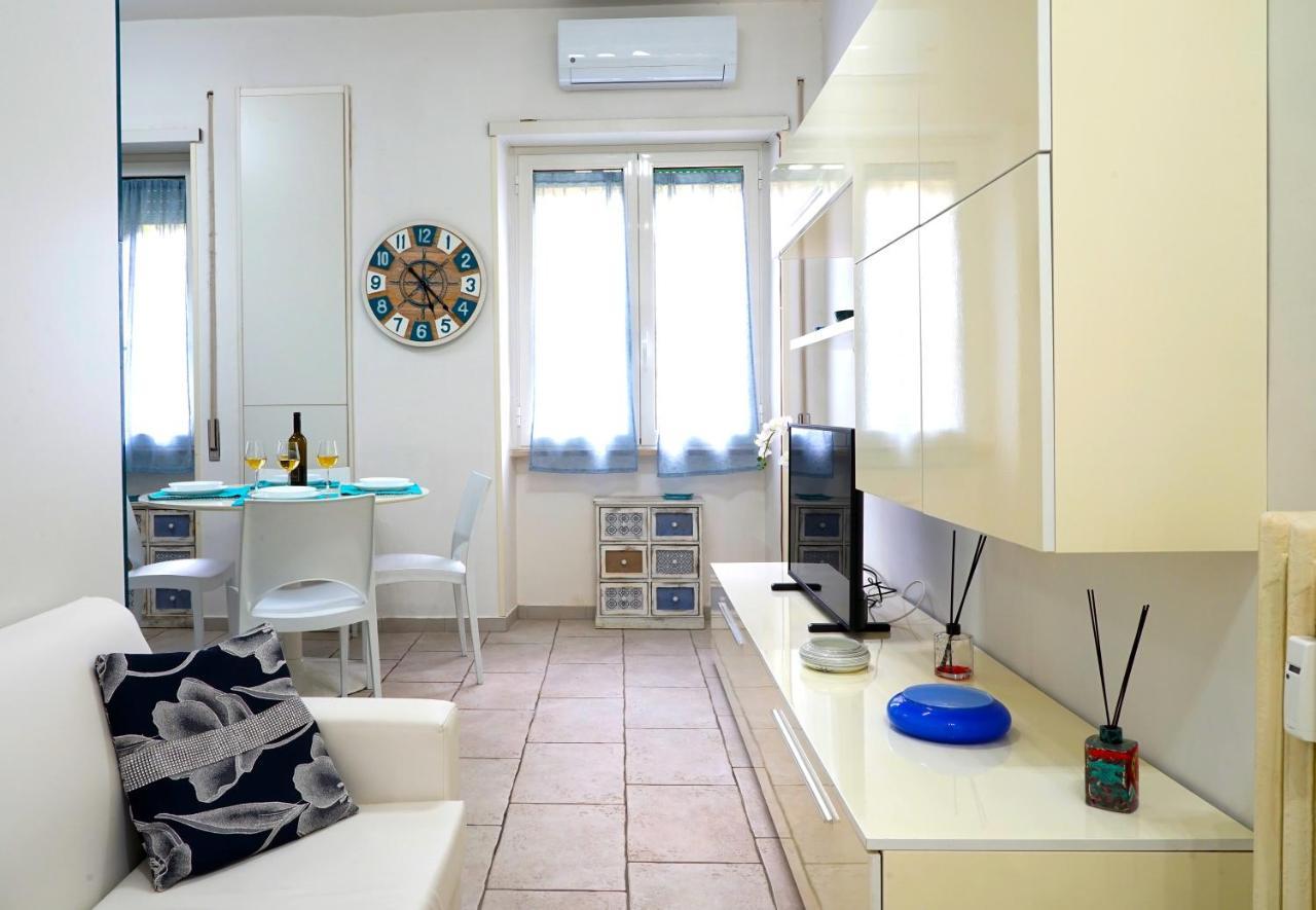 Hostly - Vittoria House - Near The Center With Private Parking Apartamento Nápoles Exterior foto