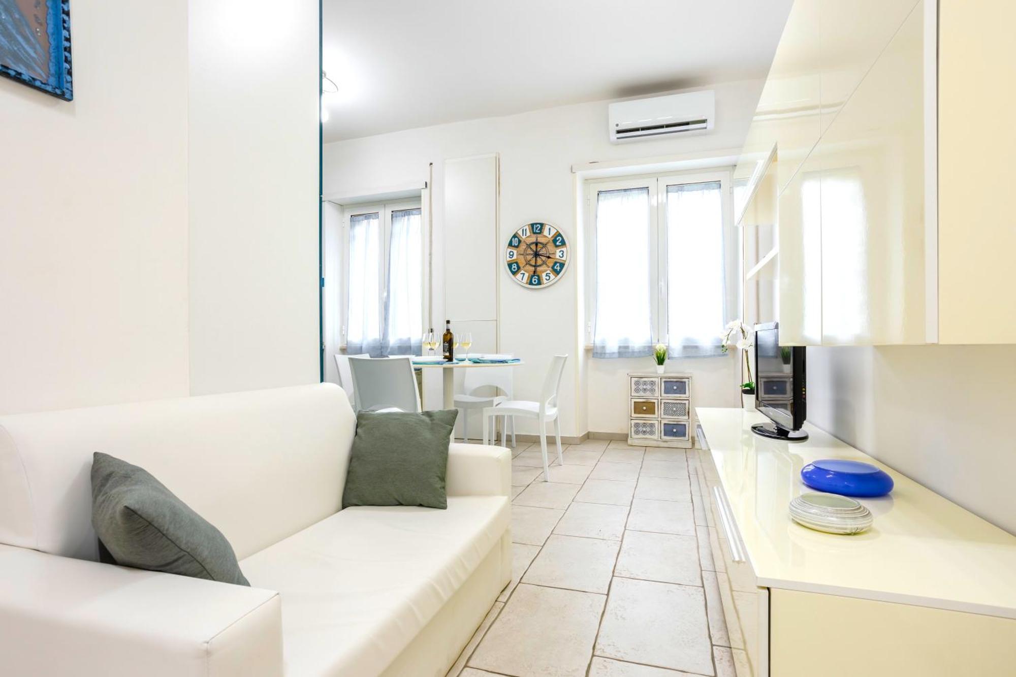 Hostly - Vittoria House - Near The Center With Private Parking Apartamento Nápoles Exterior foto