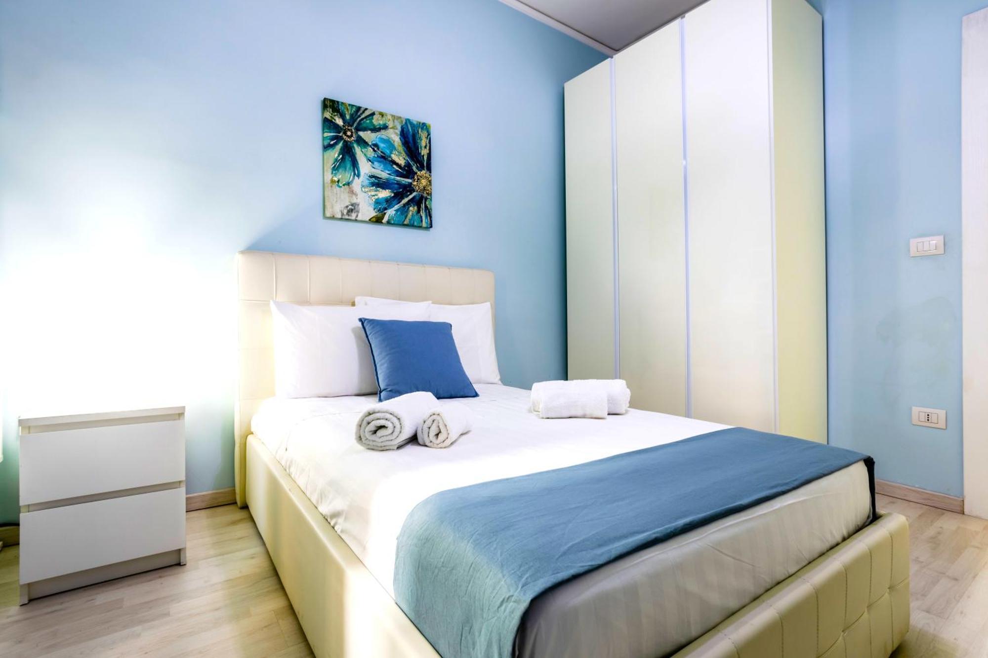 Hostly - Vittoria House - Near The Center With Private Parking Apartamento Nápoles Exterior foto