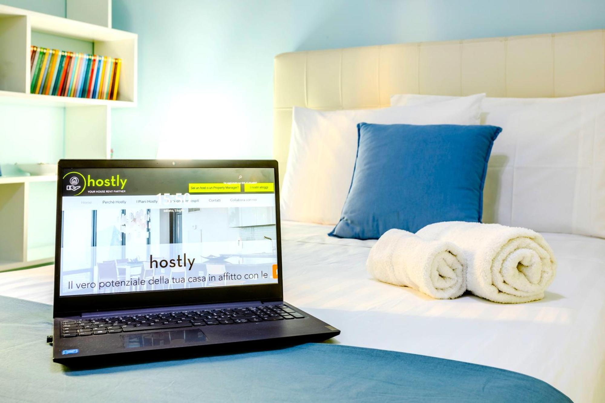 Hostly - Vittoria House - Near The Center With Private Parking Apartamento Nápoles Exterior foto