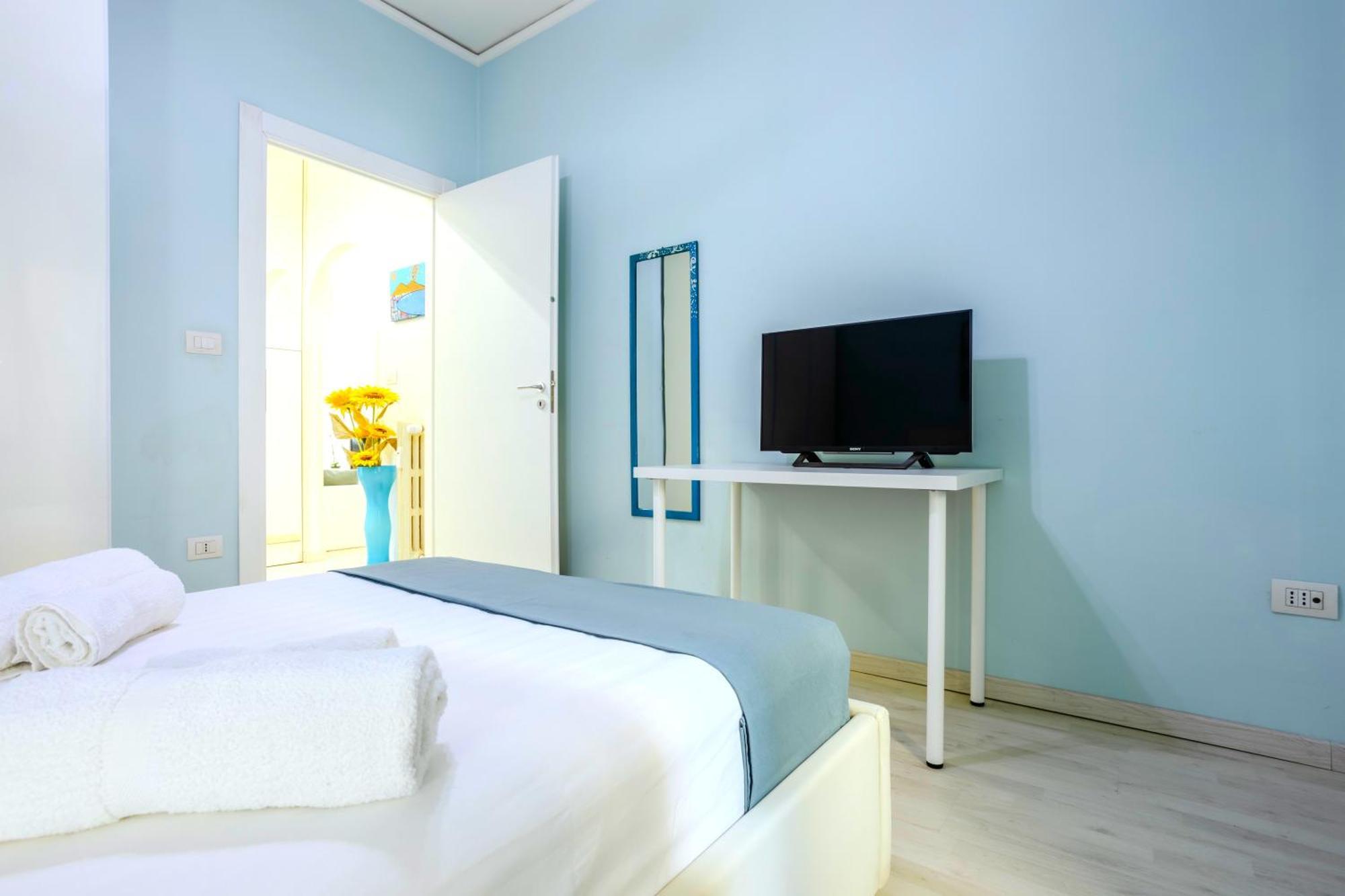 Hostly - Vittoria House - Near The Center With Private Parking Apartamento Nápoles Exterior foto