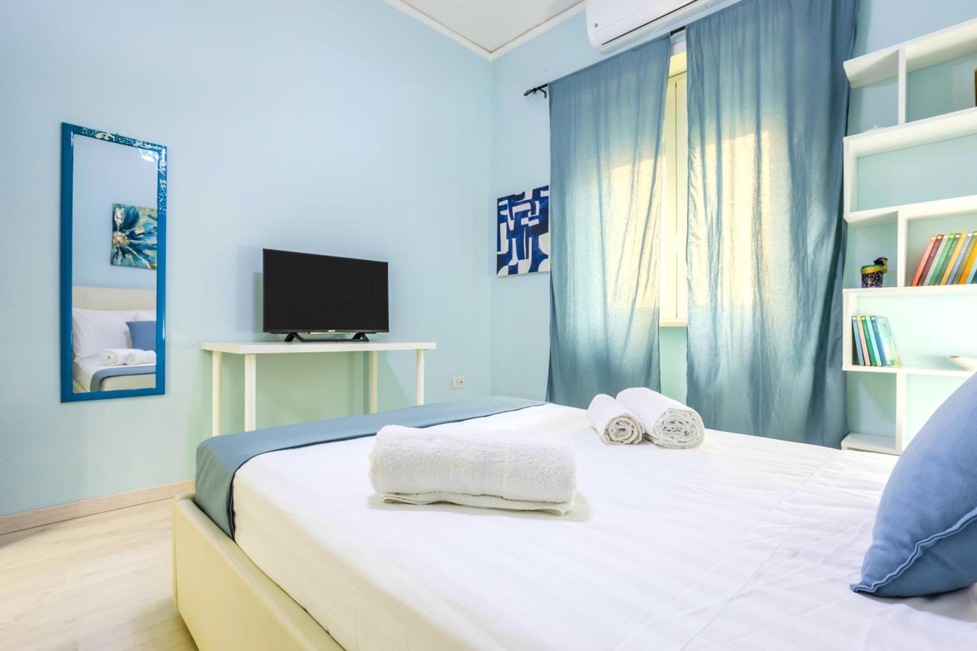 Hostly - Vittoria House - Near The Center With Private Parking Apartamento Nápoles Exterior foto