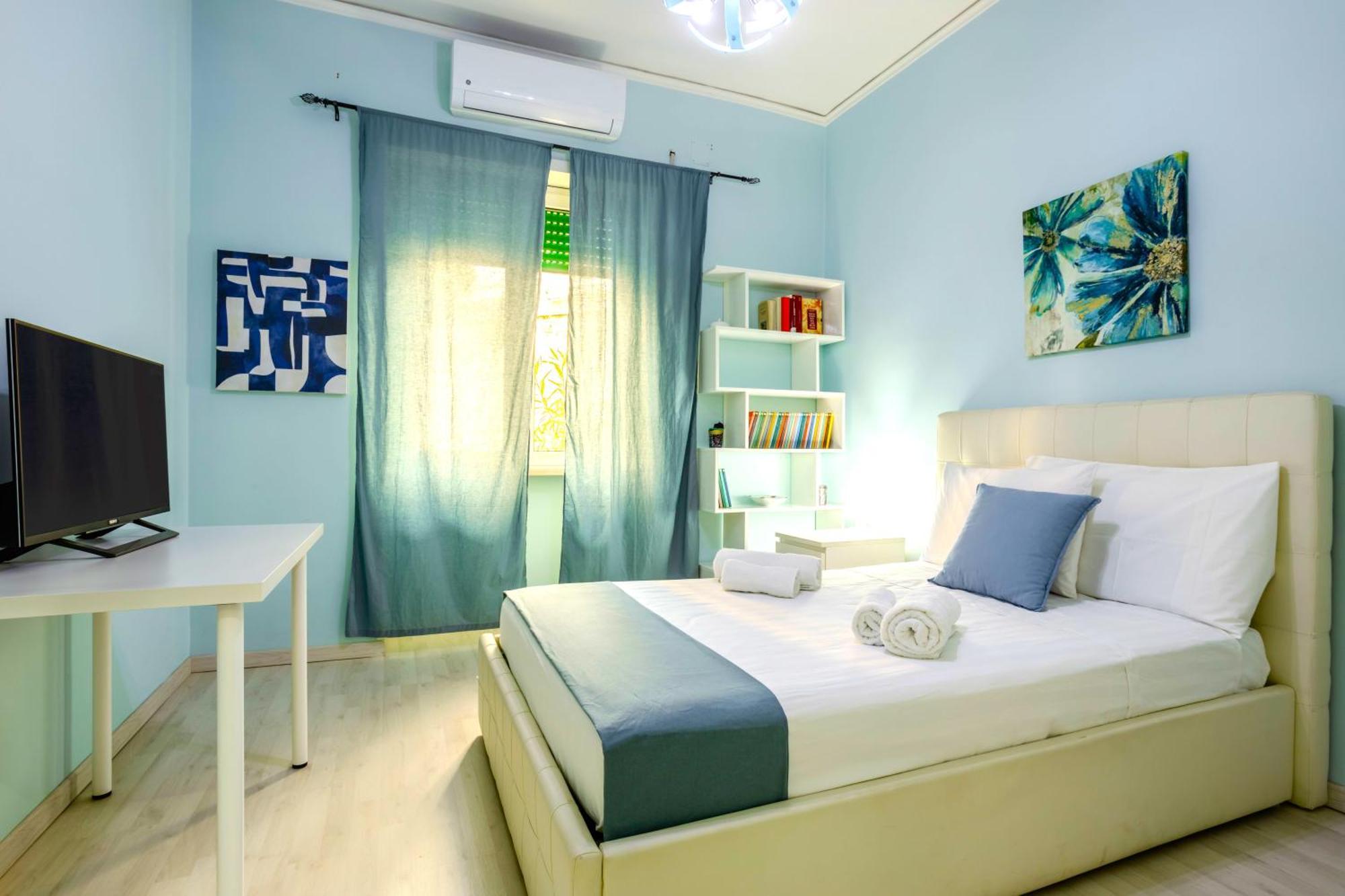 Hostly - Vittoria House - Near The Center With Private Parking Apartamento Nápoles Exterior foto
